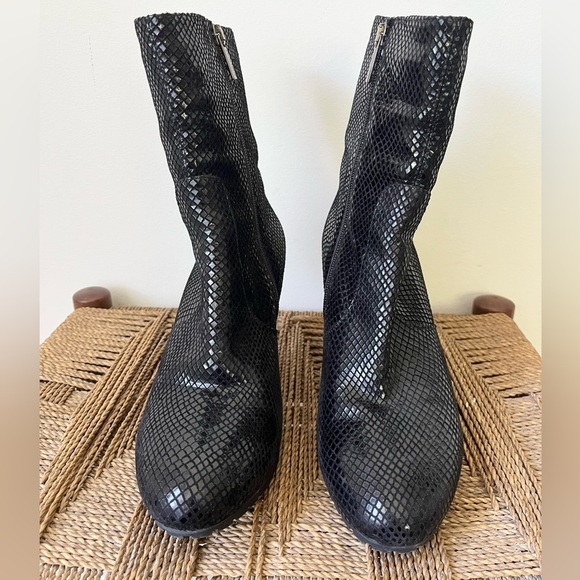 Aquatalia Shoes Women’s 8.5 Black Suede Ankle Boot Black - Picture 2 of 9